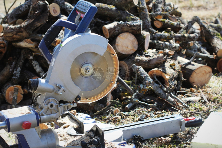 工具圆环锯木柴为冬季烧电的了图片