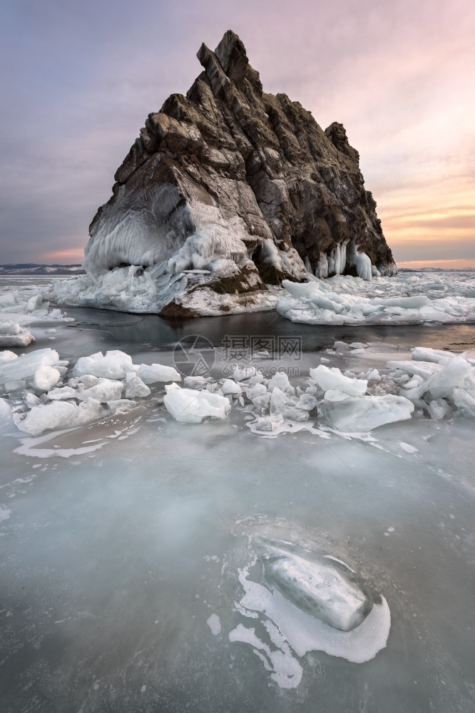 悬崖地标质俄罗斯贝加尔湖日落时的贝加尔湖冰和埃伦卡岛图片