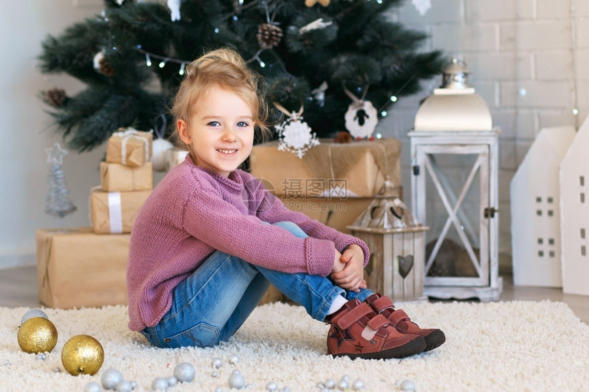 孩子美丽的小女在圣诞装饰中等待奇迹的美丽小姑娘温馨的圣诞节图片