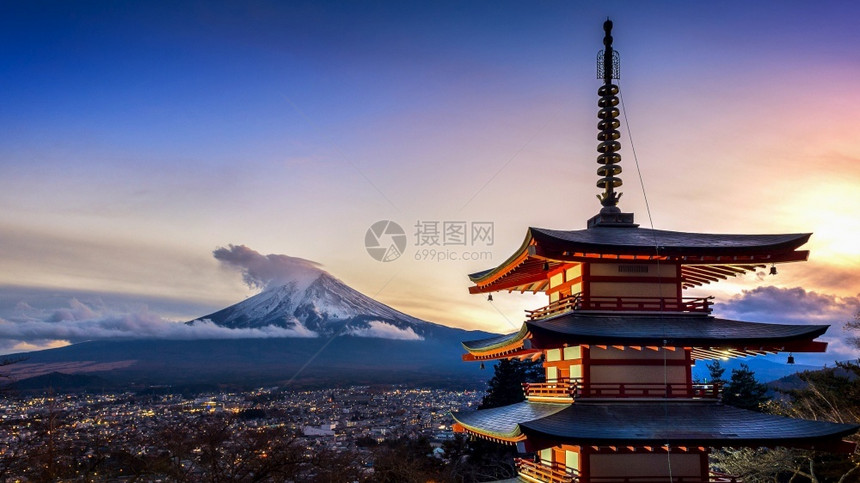 冬天日本落时藤山的美丽地标和日落时本的ChureitoPagoda雪树图片