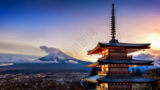 根神社冬天日本落时藤山的美丽地标和日落时本的ChureitoPagoda雪树背景