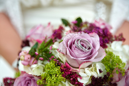 布劳施特劳斯粉色的美丽带有玫瑰和戒指的婚礼花束配饰背景