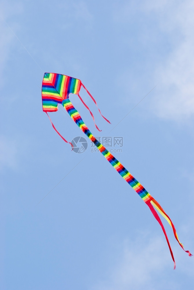 享受在蓝天空中飞来去的多彩风筝丝带畅快图片