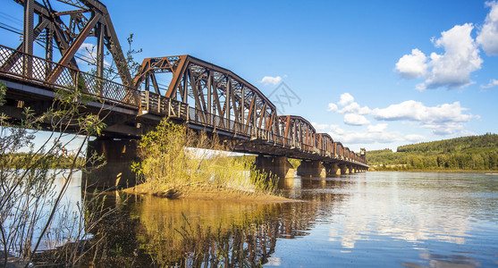 英国人不列颠哥伦比亚省乔治王子的不列颠加拿大弗拉泽河上铁路桥反射图片