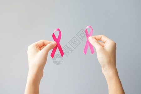 提高全民意识胸部保持10月提高乳腺癌意识月手握粉红丝带支持生活和患病者国际妇女母亲和世界癌症日概念国际妇女母亲和世界癌症日概念为了背景