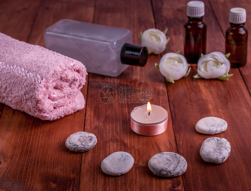 药物烧蜡烛木本底的香油毛巾烧蜡烛和油料斯帕概念放松治疗图片