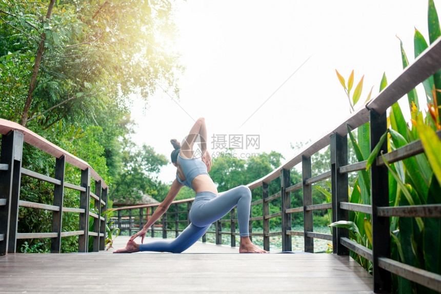 一位在花园做瑜伽的年轻女子肖像以锻炼园艺生活方式健康与的亚洲妇女在公园里做瑜伽人们夏天一种图片