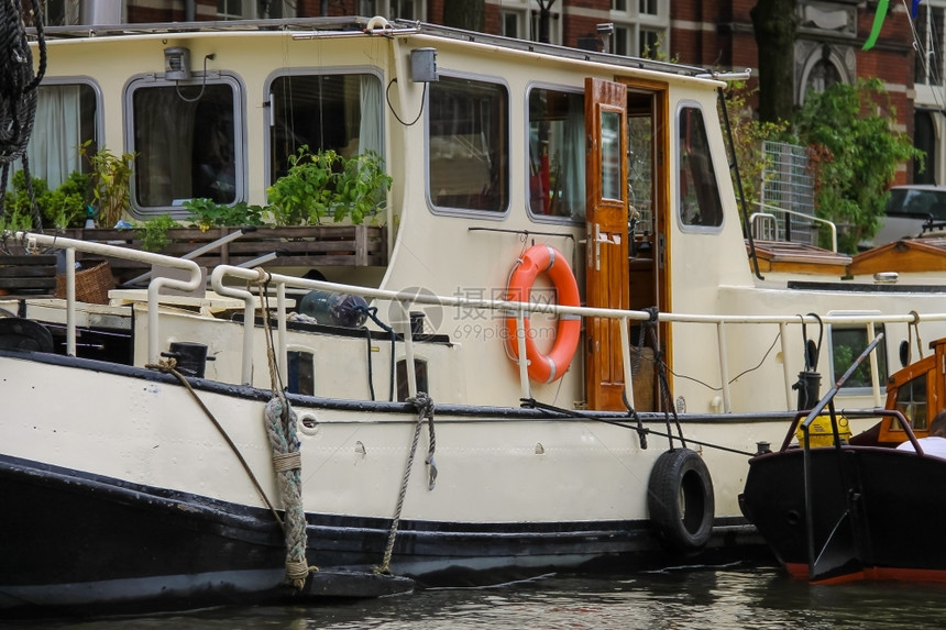 外部的街道堤荷兰阿姆斯特丹一条运河上的船图片