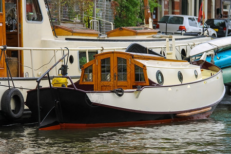 荷兰阿姆斯特丹一条运河上的船家巡航街道图片
