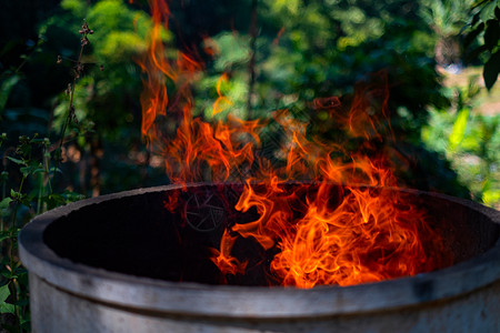 火热的在模糊背景下燃烧火焰的水泥炉燃烧红色热火花上升橙发光的飞行颗粒爆炸背景图片