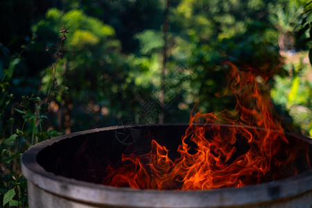 清热下火营火在模糊背景下燃烧火焰的水泥炉燃烧红色热火花上升橙发光的飞行颗粒复制自然设计图片
