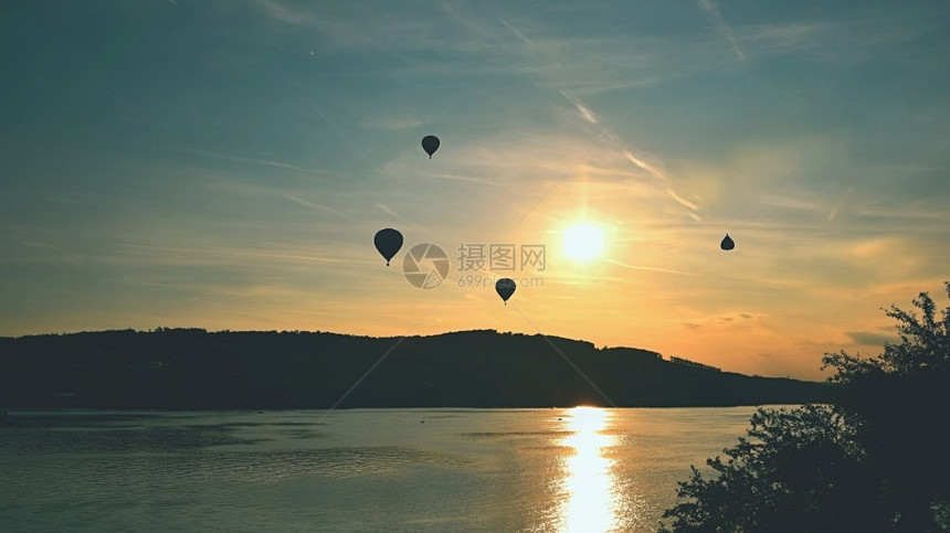 美丽的山航空多彩的热气球在日落Brno大坝捷克飞行图片