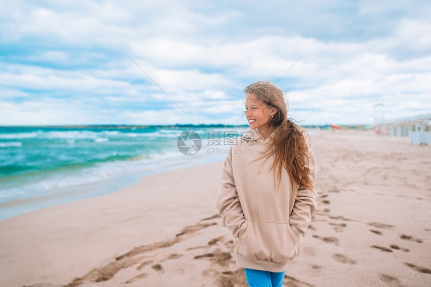 女人在海边享受度假图片