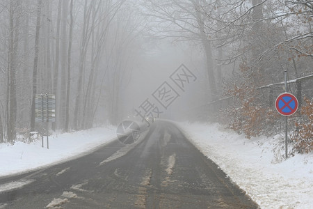 黑暗的恶劣天气驾驶浓雾的Hazy乡村公路高速交通冬季和雪车辆街道图片