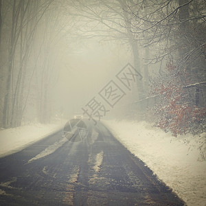 司机喷雨刷恶劣天气驾驶浓雾的Hazy乡村公路高速交通冬季和雪图片
