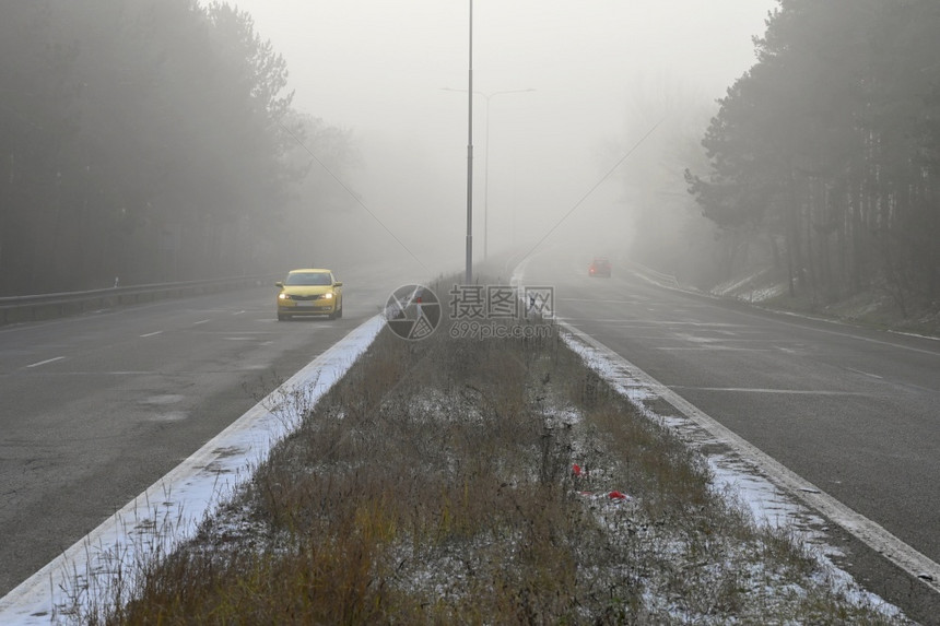 雪旅行挡风玻璃秋天景中的汽车冬季危险的公路交通在冬季的公路交通危险图片