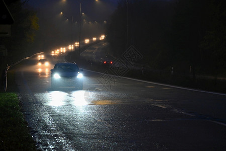 秋天风景中的汽车冬季危险的公路交通在冬季的公路交通危险运动晚上湿的图片