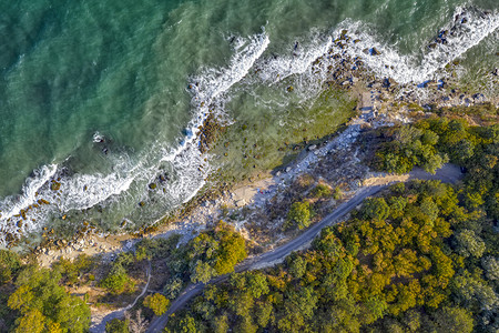 美丽假期明亮的对海浪和岩石岸线表面进行空中无人驾驶飞机观测图片
