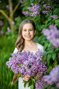 春天花园里的可爱女孩肖像春天花园里的可爱女孩肖像白种人叶子女图片