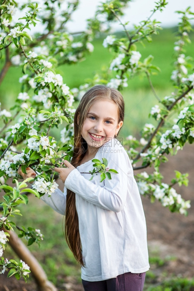 春天花园里的可爱女孩肖像春天花园里的可爱女孩肖像漂亮白色幸福图片