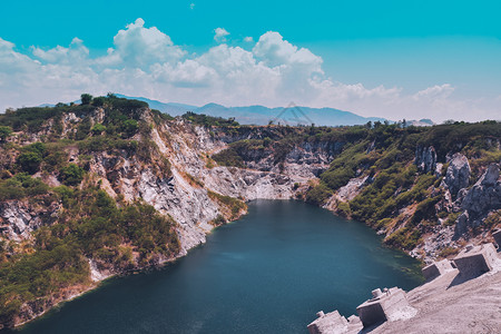 旅游天空中的岩石山背景复制件旅行湖的视图晴天春武里图片