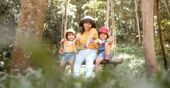 欢乐的亚洲家庭在夏天公园露游荡孩子运动快乐的图片