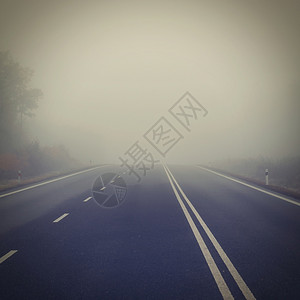 滑尾巴恶劣的天气驾驶浓雾Hazy乡间公路高速交通雪图片