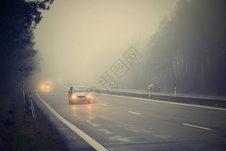 汽车钣喷司机雨刮器时间恶劣的天气驾驶浓雾Hazy乡间公路高速交通背景