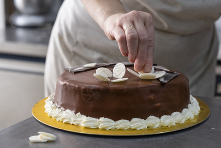 下午装饰巧克力的糕饼配有白巧克力片块配料甜点平底锅图片