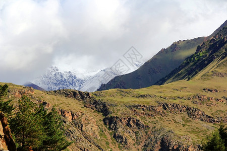 高加索山脉的美丽风景图象与高加索山脉的相貌高度首脑风景优美图片