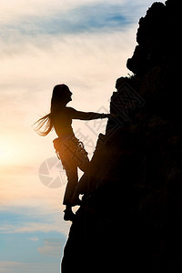 合身团队作目标在夏天日落时独自一人爬上美丽的山地女孩们独自一人图片
