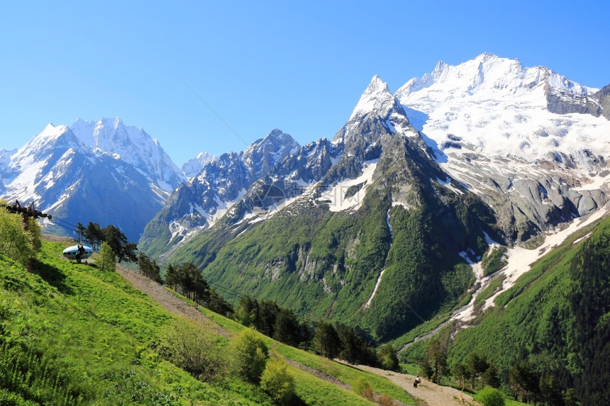 爬坡道落基山脉岭高加索的美丽风景图象与高加索山脉的相貌图片