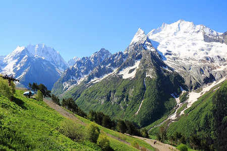 爬坡道落基山脉岭高加索的美丽风景图象与高加索山脉的相貌图片