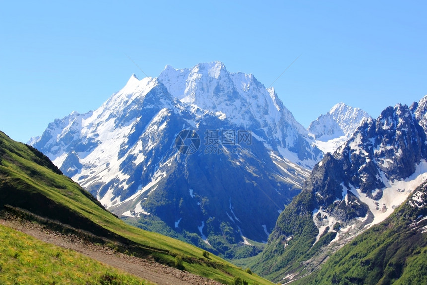 绿色岩石风景优美高加索山脉的丽风景图象与高加索山脉的相貌图片