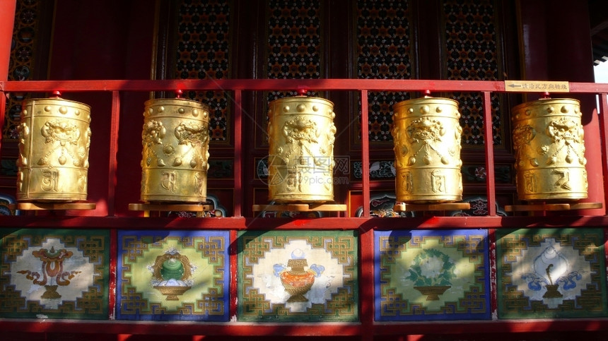 5个金色的祈祷轮在阳光下提比车轮修道院灵图片