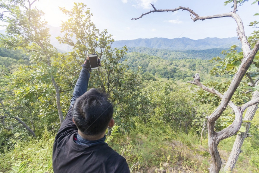 亚洲人闲暇旅行男在山顶自拍泰国图片