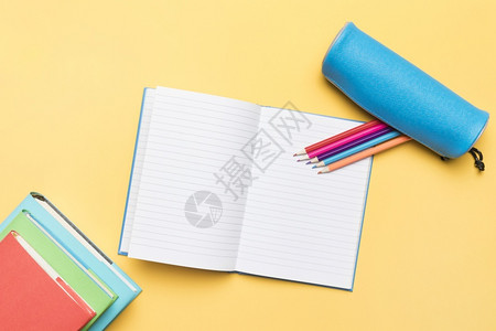 彩色铅笔由空页打开的笔记本组成会议教育潮人图片
