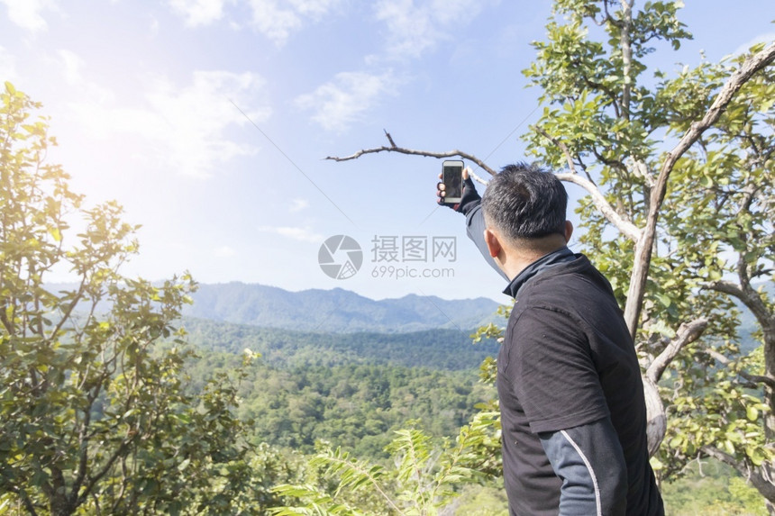 年轻的男亚洲人在山顶自拍亚洲男人己图片