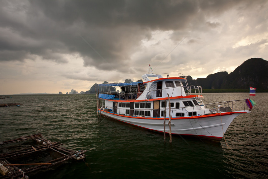 泰国南部的海上渔船泰国南部沿海采取悬崖图片