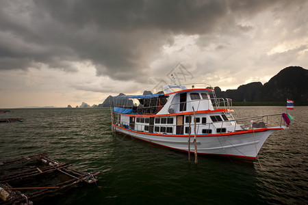 泰国南部的海上渔船泰国南部沿海采取悬崖图片