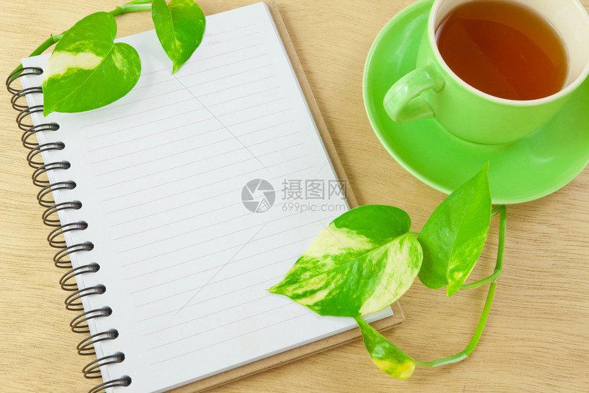 吠空白的软垫以木本为背景回收笔记本和茶叶图片