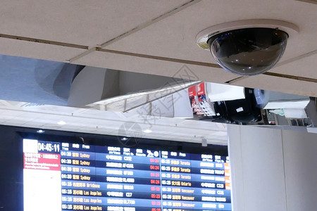 桃园机场假期屏幕等待桃园2018年月7日在桃园国际机场内的航班时刻板前安全摄像头关闭在桃园国际机场内的航班时刻板前安全摄像头背景