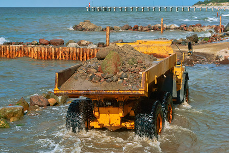 拖拉机操作员景观岸上施工设备防波堤施工海岸保护措施上工设备图片