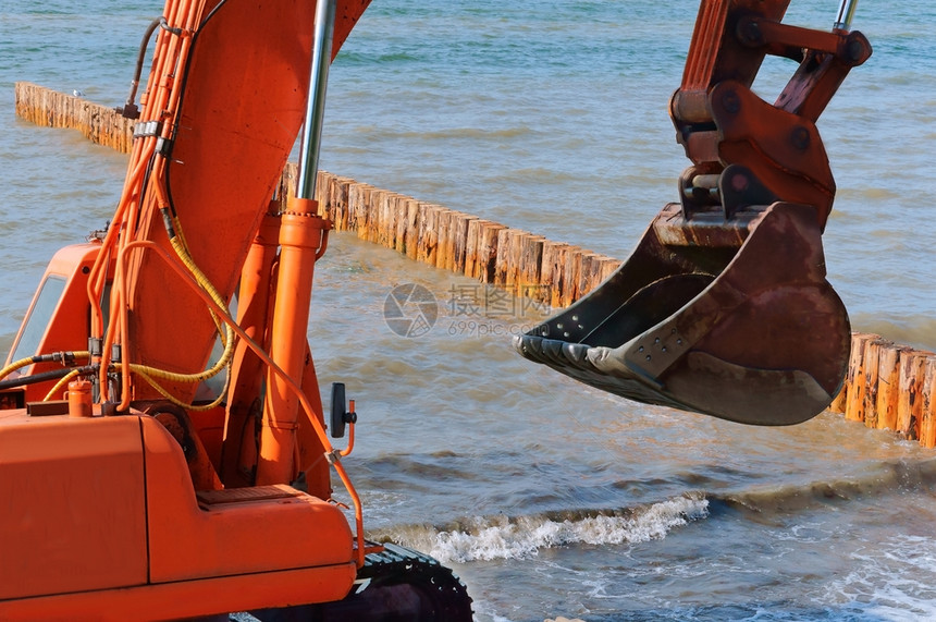 海滩岸上施工设备防波堤施工海岸保护措施上工设备防波堤施工安全墙图片