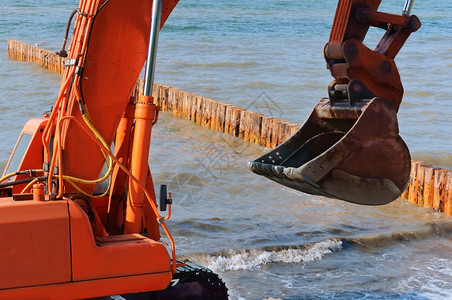 加里宁格勒海滩岸上施工设备防波堤施工海岸保护措施上工设备防波堤施工安全墙设计图片