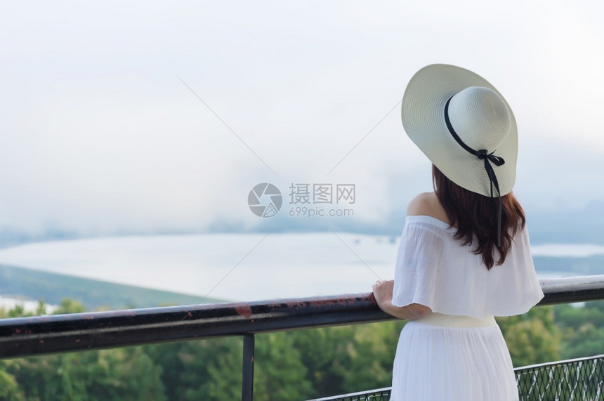 风景优美南邦穿着白色衣服的漂亮女人站在燃煤电MameMoh眼皮上在泰国灯光露邦云图片