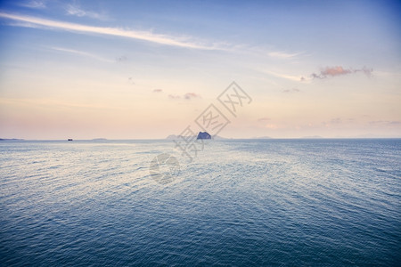 浪漫的清晨泰国湾岩石岛的海景风貌湾早期的图片