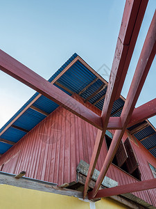 正在建造的露台屋顶木质框架从地层到屋顶泰国的山边住房都可以看到戳木制的装修背景图片