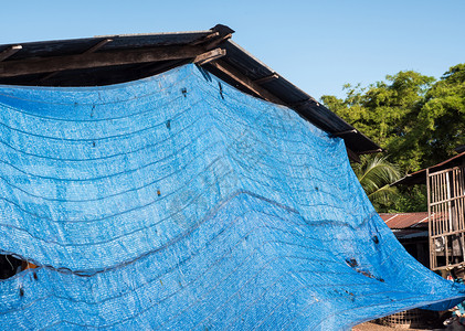 防范a诈骗超过夏天蓝阴影网覆盖了农村住宅的露台以防范泰国的炎热气候a保护天篷背景
