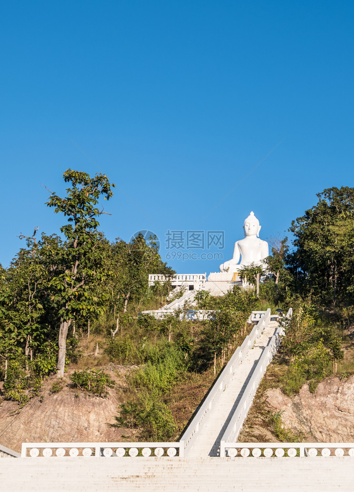 风景优美步复制在泰国北部家公园的白楼梯上高山顶端的大白色布戴达雕像与白色楼梯图片